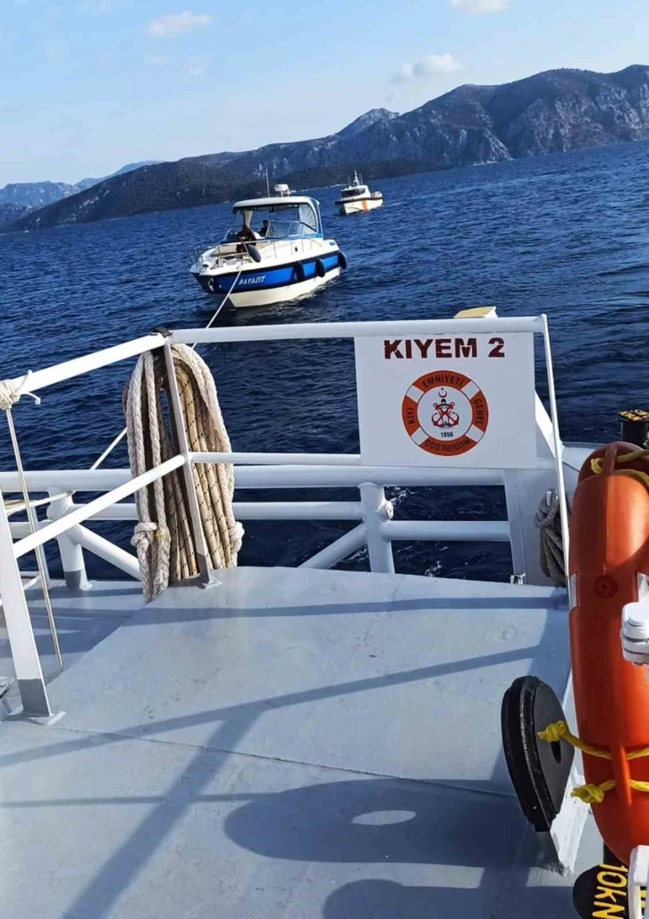 Lindos koyunda arızalanan tekneyi KIYEM ekipleri kurtardı
