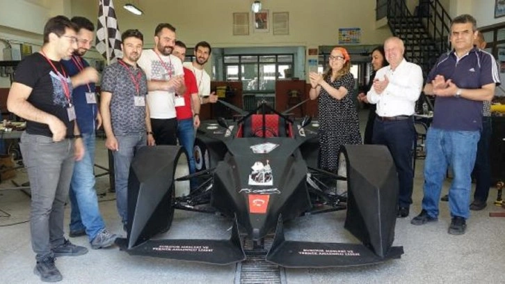 Lise öğrencileri elektrikli Formula aracı üretti