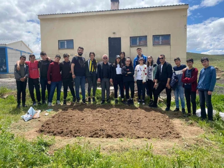 Lise öğrencileri kurak okul bahçesini yeşillendirdi
