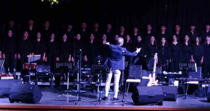 Lise öğrencilerinden depremzedeler yararına konser etkinliği