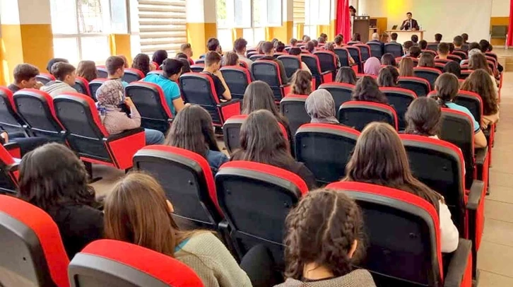 Lise öğrencilerine ’’Meslek seçimi’’ konferansı
