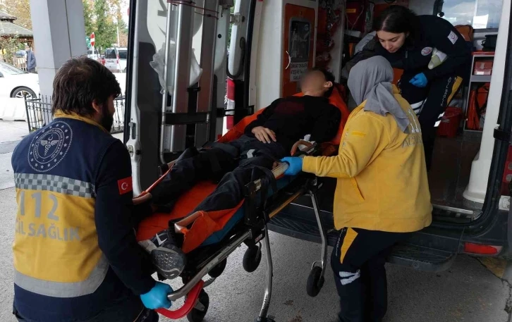 Lise öğrencisi okulda kendini bıçakla yaraladı
