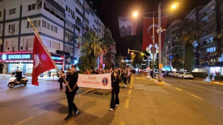 Liseli gençler, Atatürk için yürüdü
