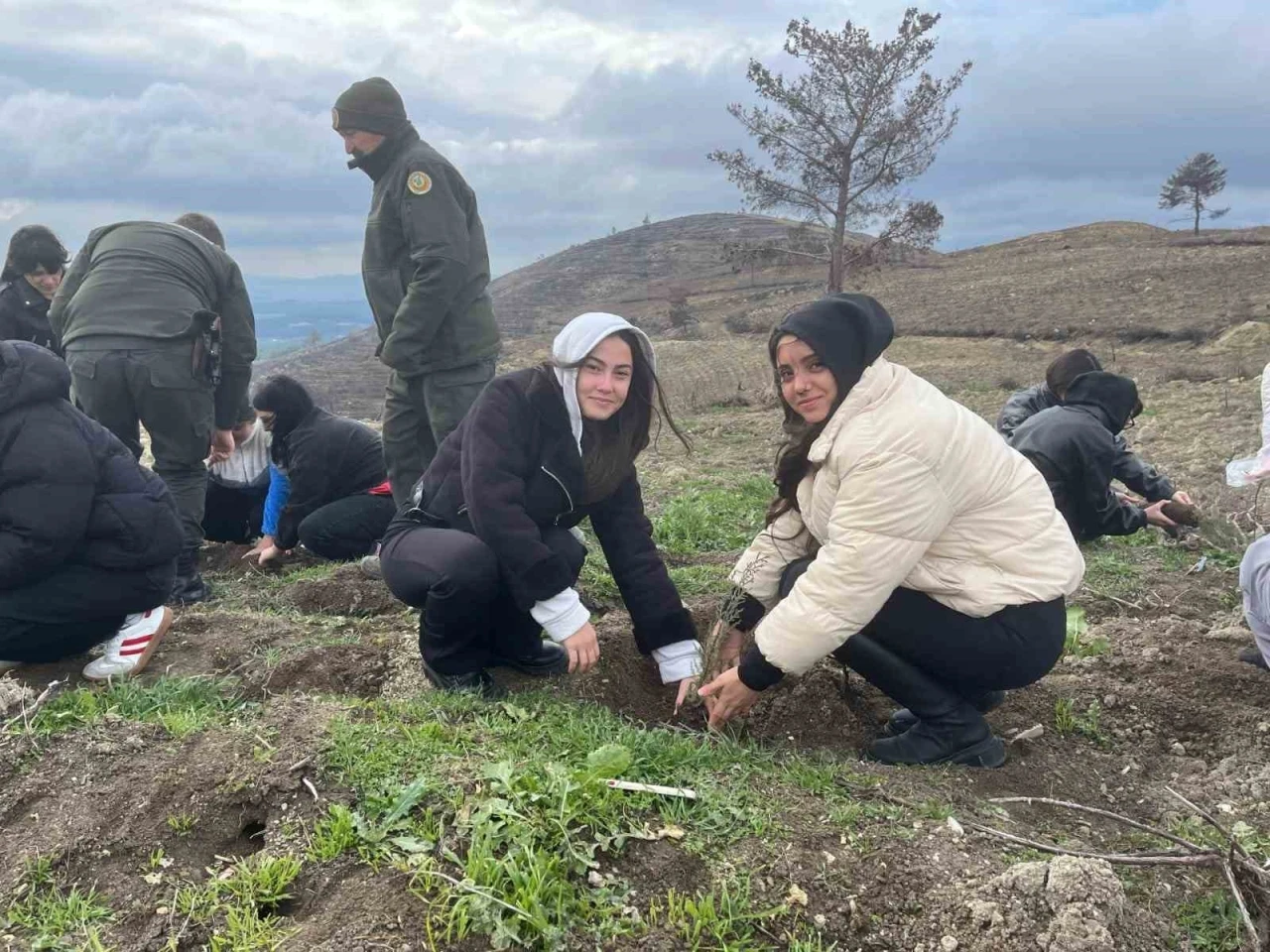 Liseliler fidan dikip geleceğe katkı sundu
