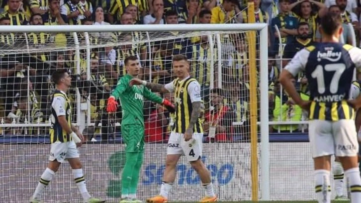 Livakovic, Muslera'nın gerisinde kaldı! Kabusu yaşıyor