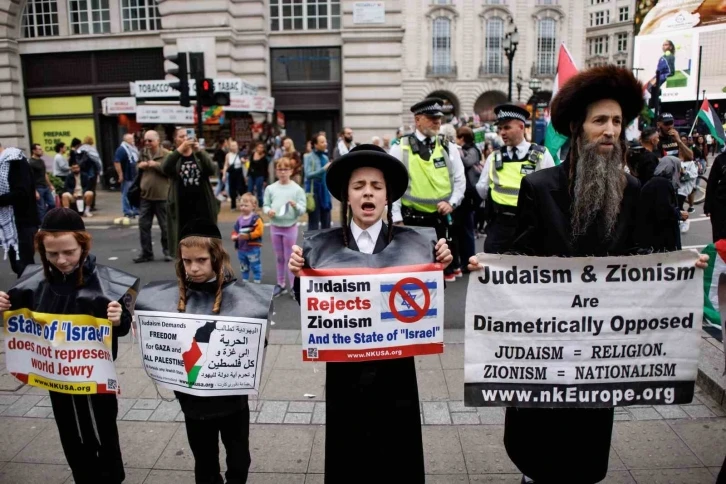 Londra’da binlerce kişiden tek slogan: “Nehirden denize Filistin özgür olacak”
