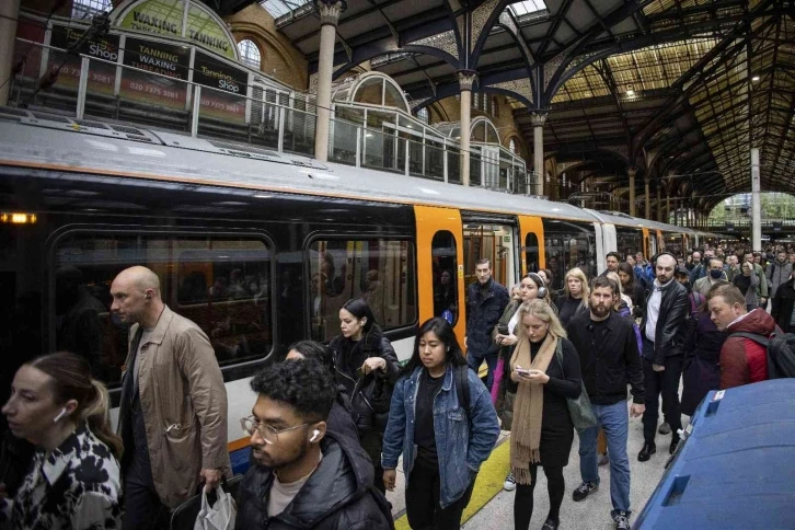 Londra’da metro çalışanları 24 saatlik greve gitti
