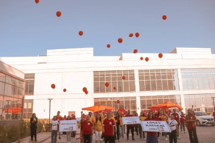 Lösemiyi atlatan çocuklardan tedavi gören arkadaşlarına sürpriz
