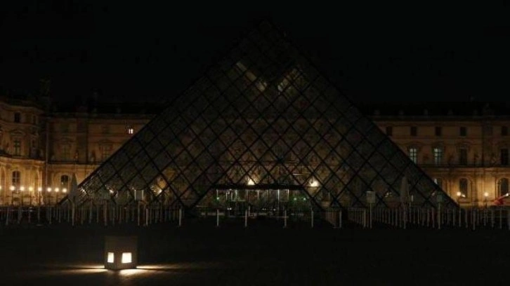 Louvre Müzesi piramidi enerji tasarrufu için erken karartıldı