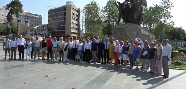 Lozan Barış Antlaşması'nın yıldönümünde anıta çelenk