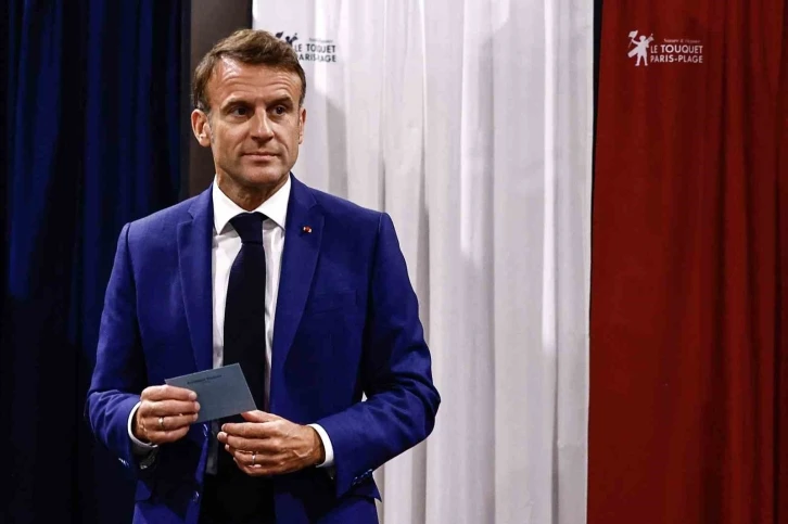 Macron: "Aşırı sağa tek bir oy bile verilmemeli"
