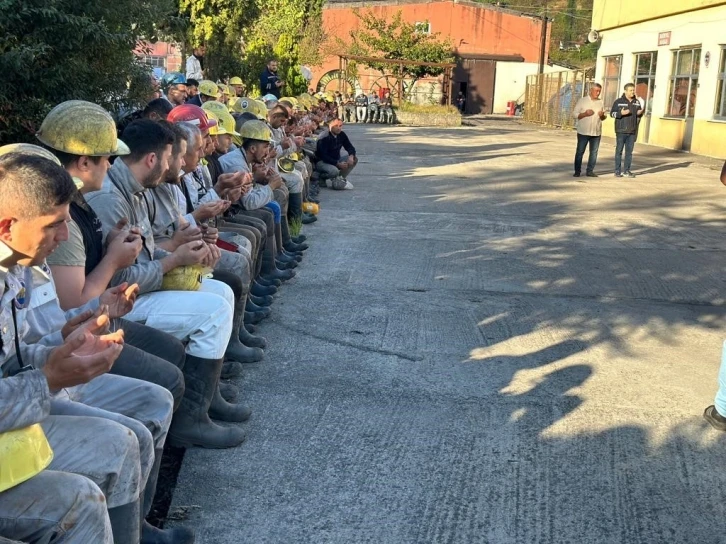 Madenciler, göçükte kaybettikleri maden şehidi için Kur’an-ı Kerim okuttu
