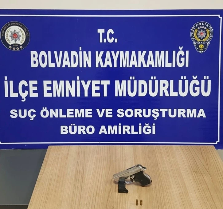 Mahalle ve çarşı bekçileri ruhsatsız tabanca ele geçirdi
