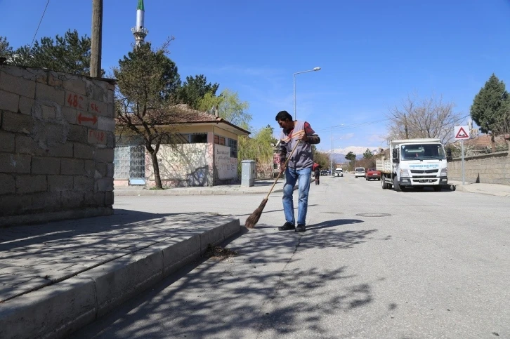 Mahallelerde temizlik çalışmaları devam ediyor
