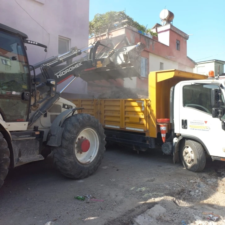 Mahallelerdeki inşaat atıkları temizleniyor
