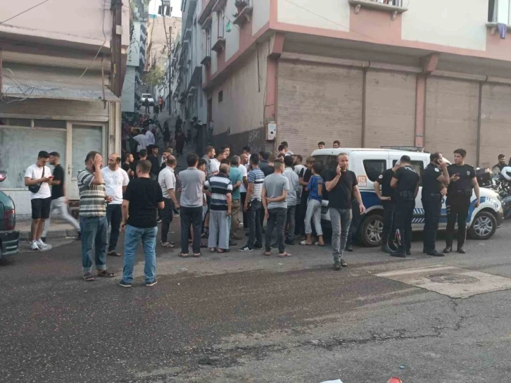 Mahalleli ile uyuşturucu satıcıları arasında kavga: 1 ölü, 4 yaralı
