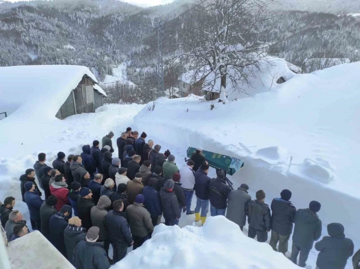 Mahsur kalan cenaze, ekiplerin 24 saat aralıksız yolu açmasıyla defin edilebildi
