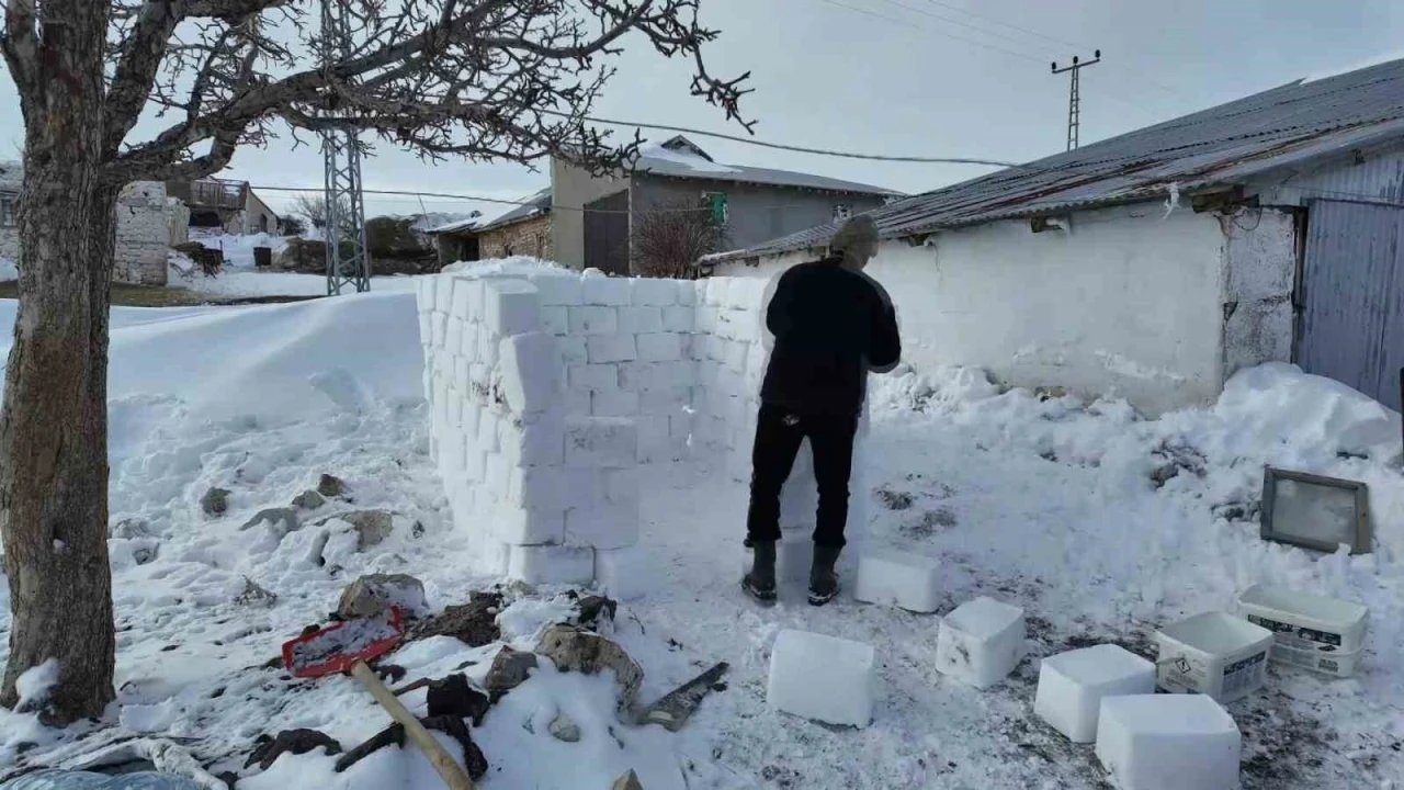 Mahsur kalınca kardan ev yapıp içinde çay içtiler
