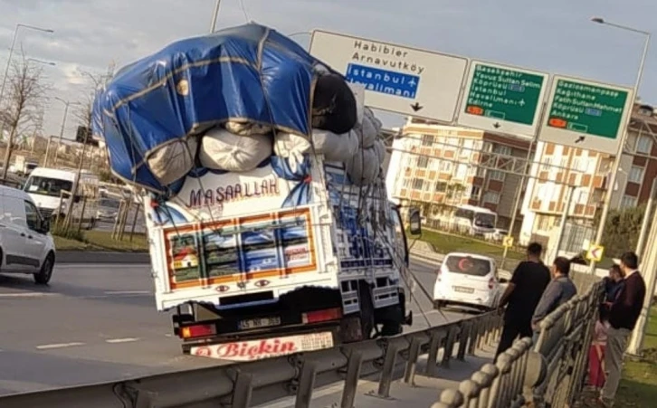 Makas kıran kamyonetini devrilmesin diye bariyere bağlayarak kamyona yasladı
