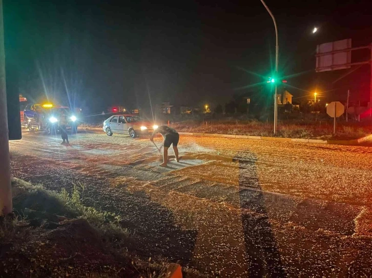 Makaslayan tırdan 2 ton mısır yola saçıldı
