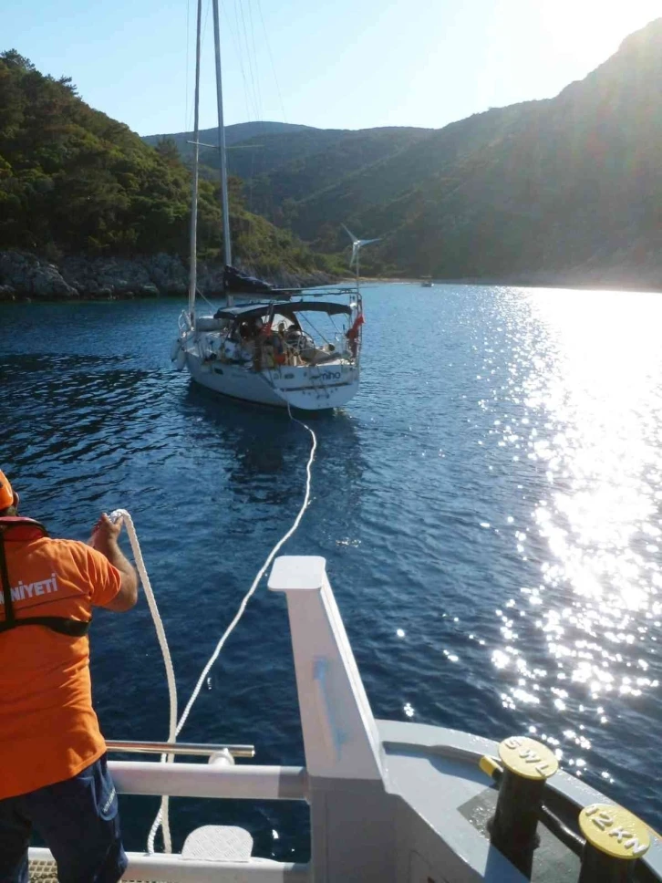 Makine arızası yapan tekne Marinaya çekildi
