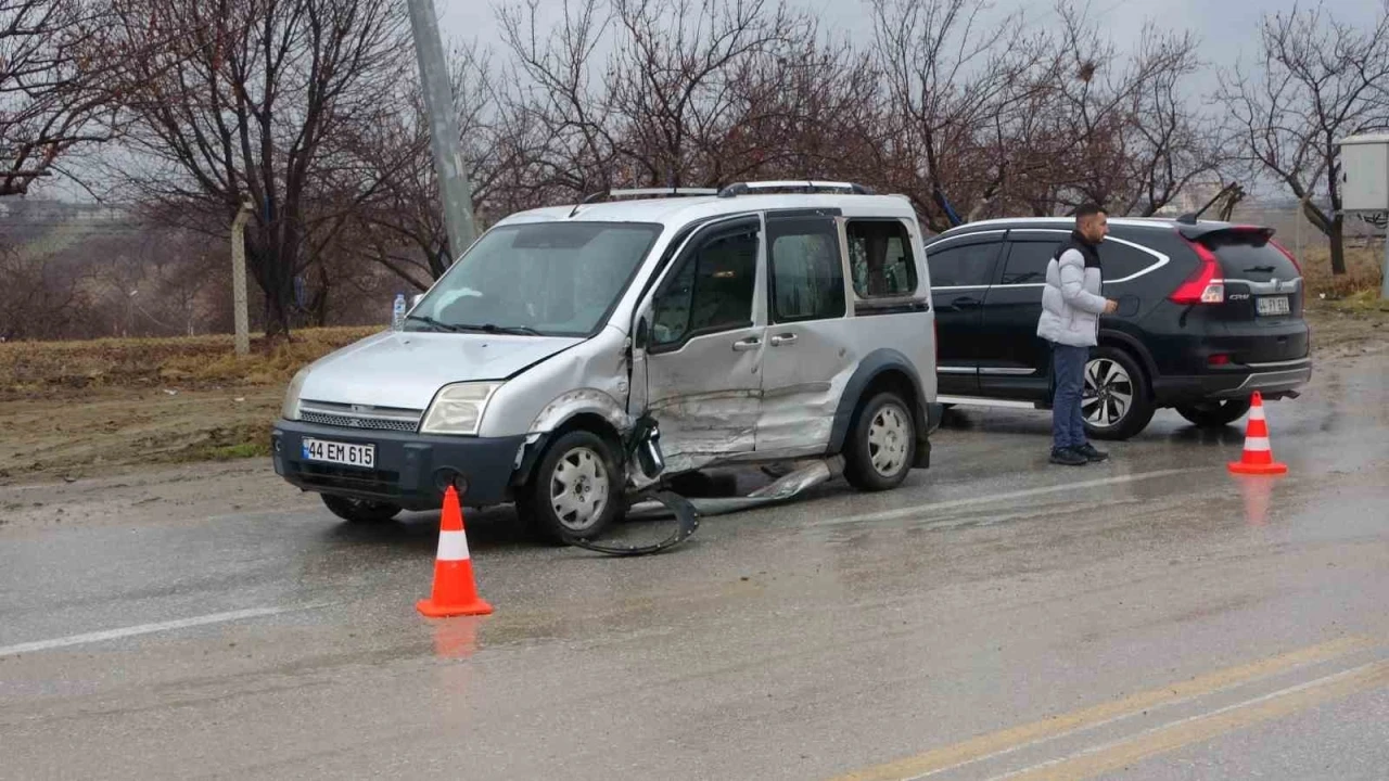 Malatya’da 6 kişinin yaralandığı kaza kameraya yansıdı
