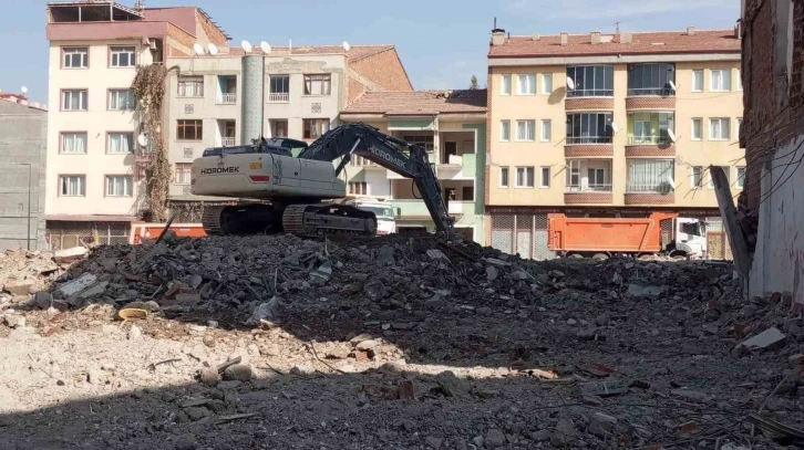 Malatya’da ağır hasarlı binaların yıkımı sürüyor
