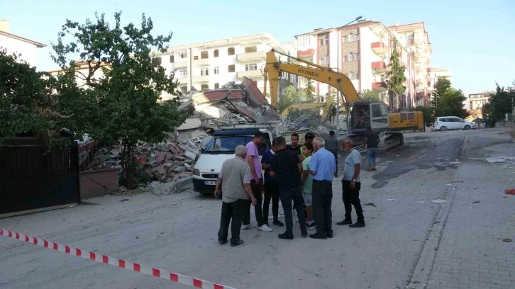 Malatya’da “Bina çöktü, iş makinesi altında kaldı" ihbarı polisi alarma geçirdi
