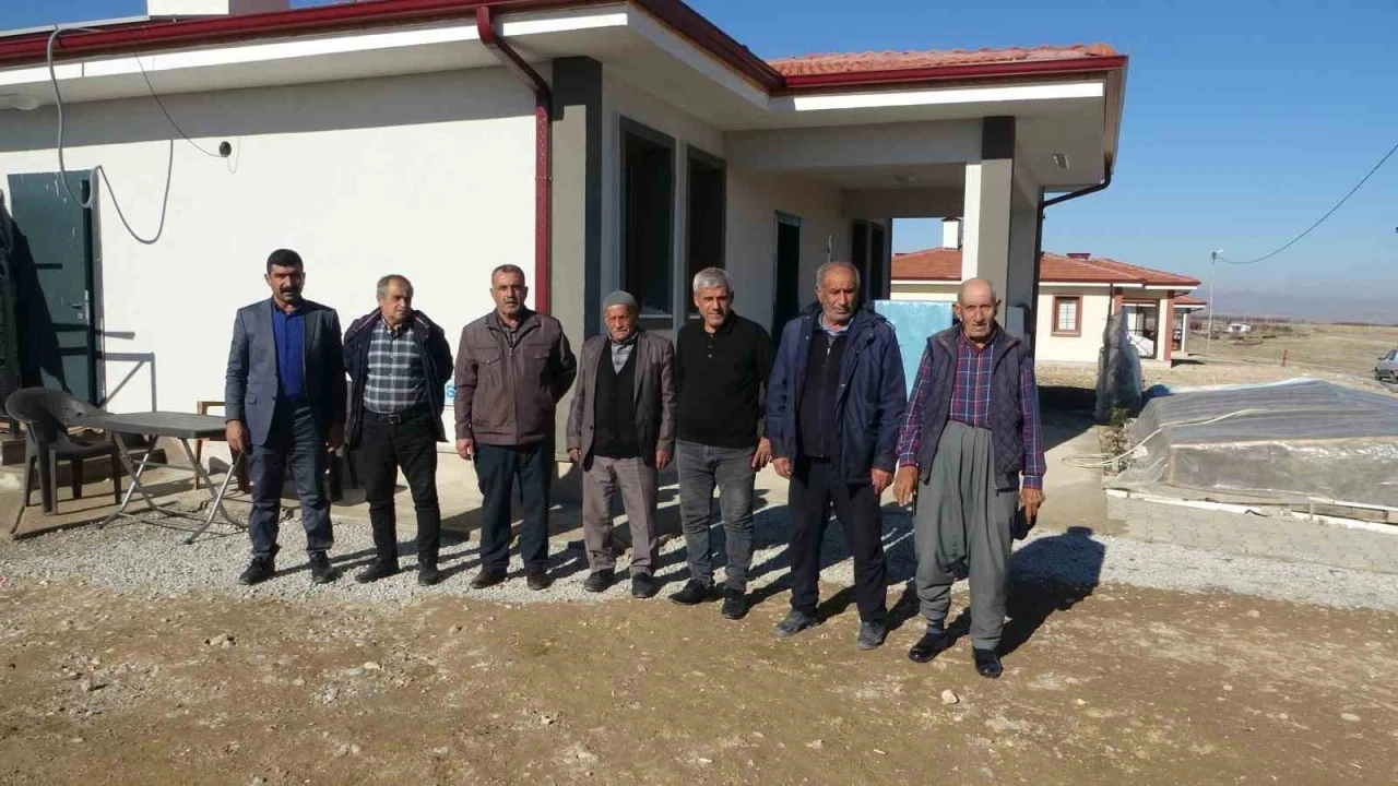 Malatya’da evlerine kavuşan depremzede vatandaşlar: &quot;Villa gibi evimiz oldu&quot;
