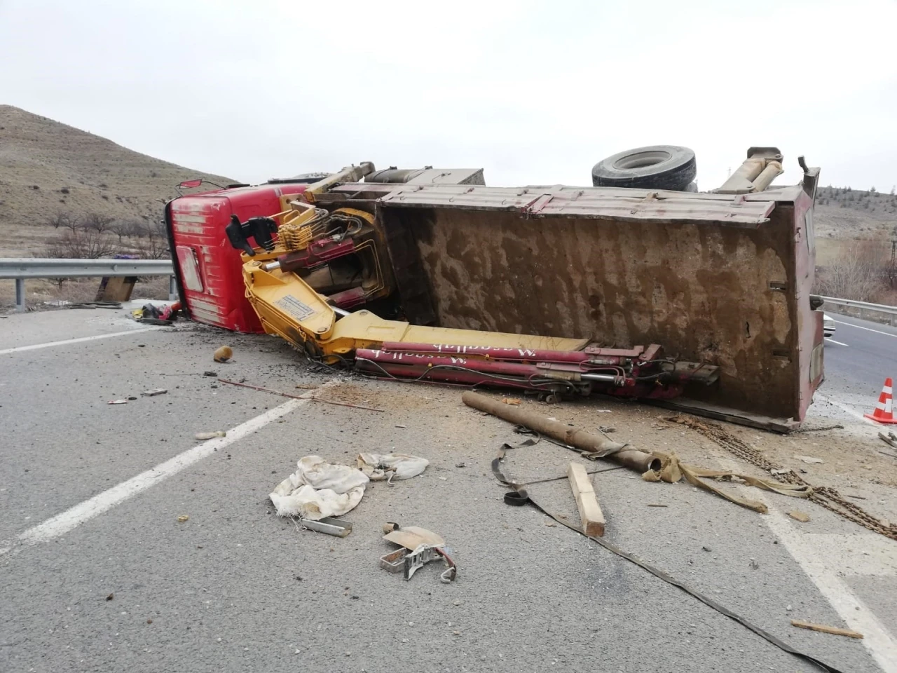 Malatya’da kontrolden çıkan vinç devrildi: 1 yaralı
