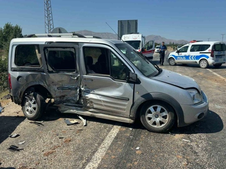 Malatya’da otomobil ile hafif ticari araç çarpıştı: 6 yaralı