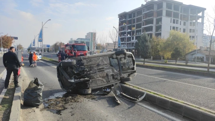 Malatya’da otomobilin refüje çarptığı kaza kameralara yansıdı
