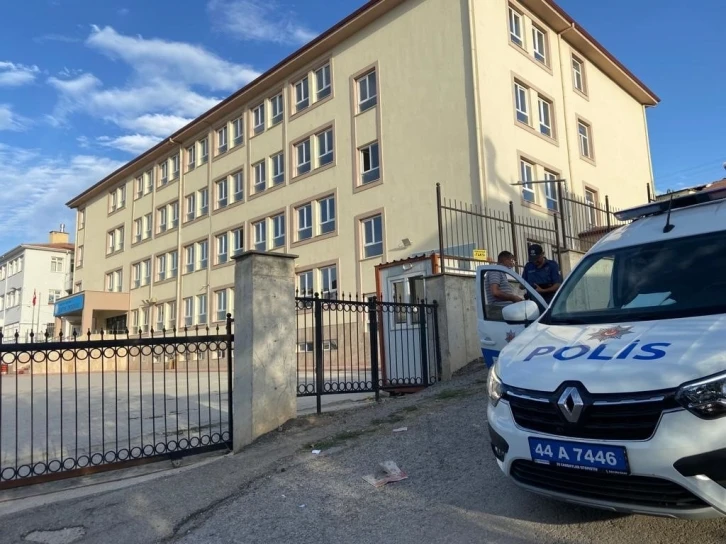 Malatya’da polis ekipleri okul önlerinde denetim yaptı
