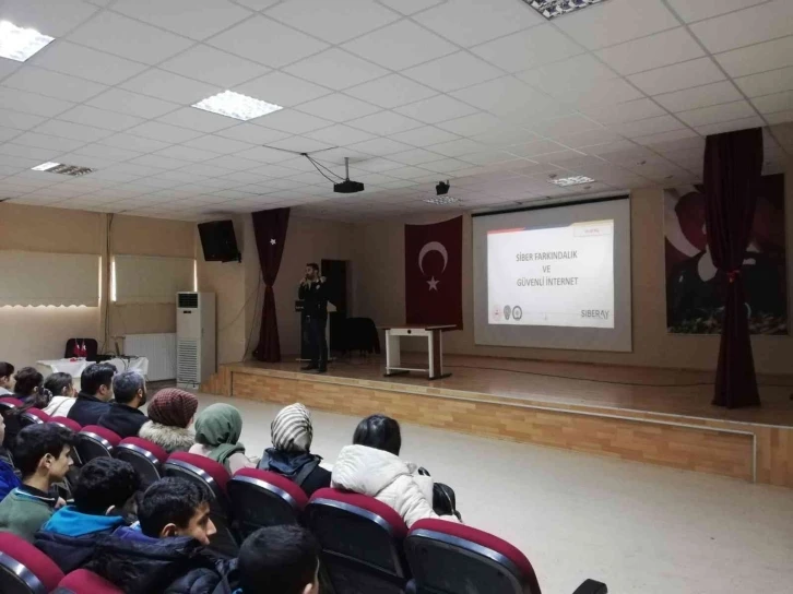 Malatya’da polis okullarda SİBERAY’I anlattı
