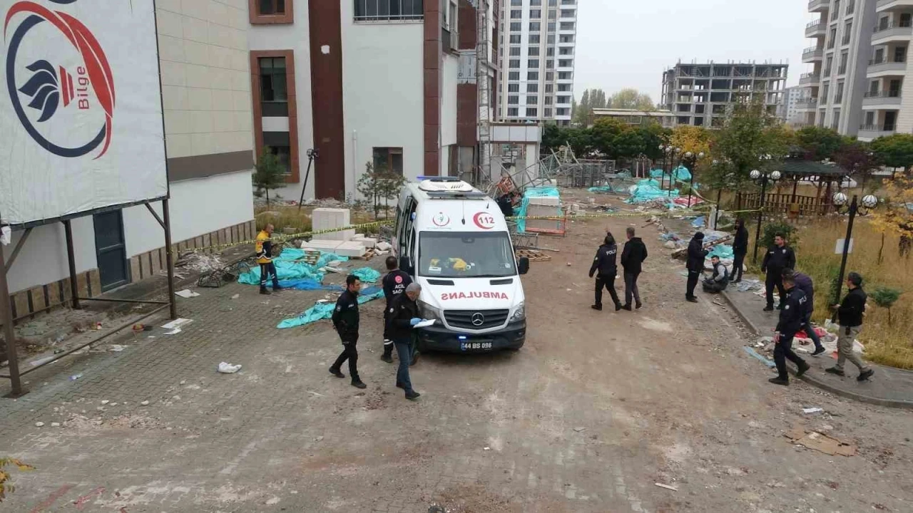 Malatya’da tadilat yapılan binada iskele çöktü: 2 ölü
