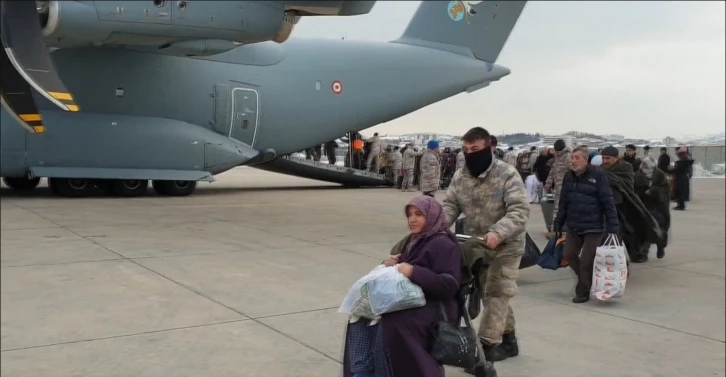 Malatya’daki depremzedeler uçaklarla Ankara’ya taşınmaya devam ediyor
