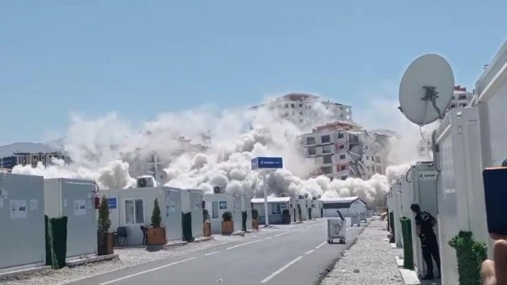 Malatya'da ağır hasarlı 13 katlı iki bina dinamitle yıkıldı