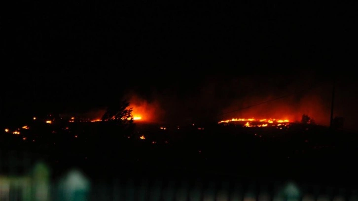 Malatya'da dağlık alanda çıkan yangına müdahale ediliyor