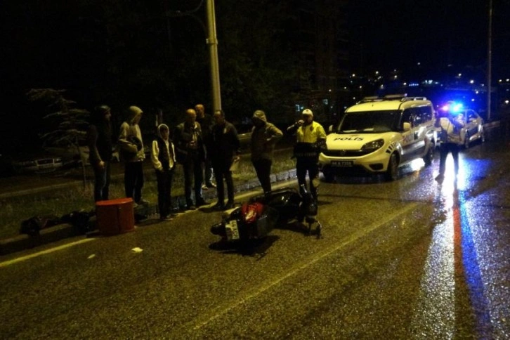 Malatya'da hafif ticari araç motokuryeye çarpıp kaçtı: 2 yaralı