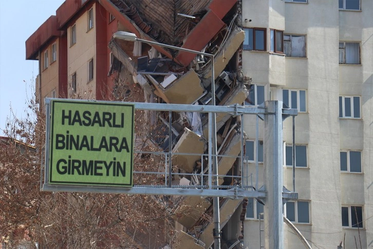 Malatya’da tabelalara 'Hasarlı binalara girmeyin' yazıları yazıldı