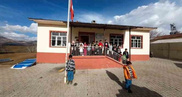 Malatyalı depremzedeler İstiklal Marşı’yla birlik mesajı verdi