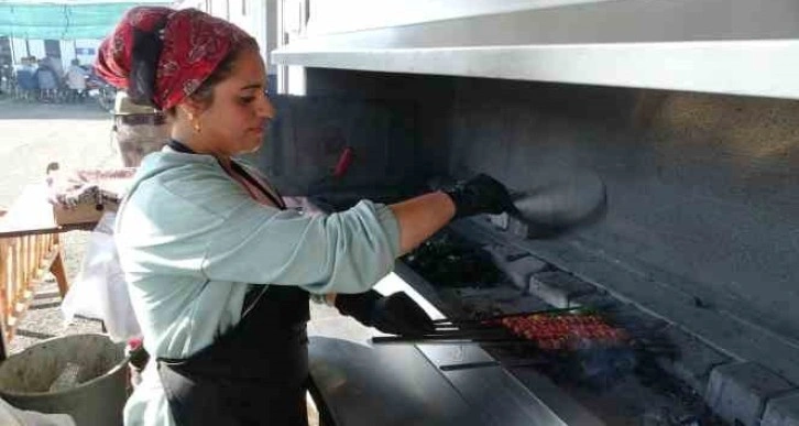 Malatya’nın tek kadın kebap ustası konteynerde ekmek mücadelesini sürdürüyor