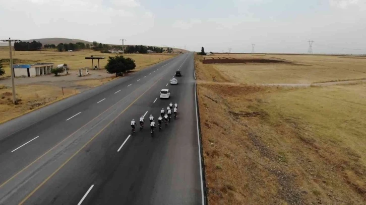 Malazgirt ve Ahlat kutlamaları için bin 350 kilometre pedalladılar
