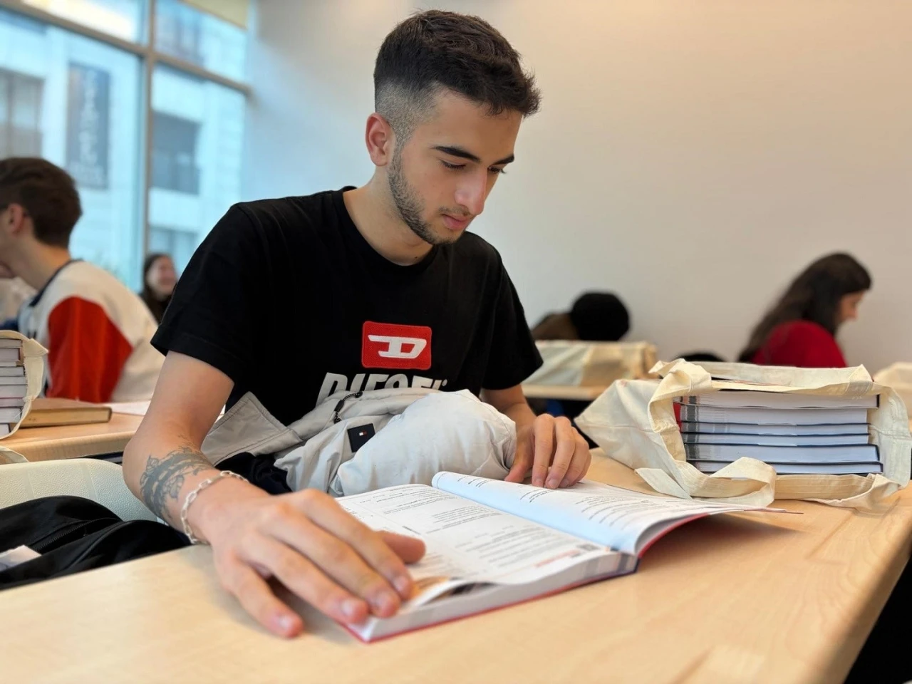 Maltepe Belediyesi’nden öğrencilere kaynak kitap desteği
