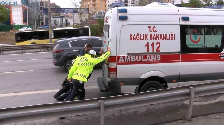 Maltepe’de ambulans ile otomobil çarpıştı: 3’ü sağlık personeli 4 yaralı
