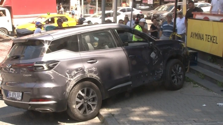 Maltepe’de aracının kontrolünü kaybetti, dükkana daldı: 3 yaralı
