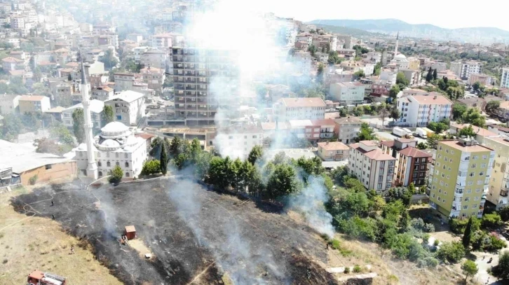 Maltepe’de boş arsadaki yangın iş yerine sıçramadan kontrol altına alındı
