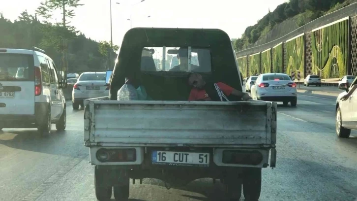 Maltepe’de güneş gözlüğünü taktı, kamyonet kasasında uyuyarak yolculuk yaptı
