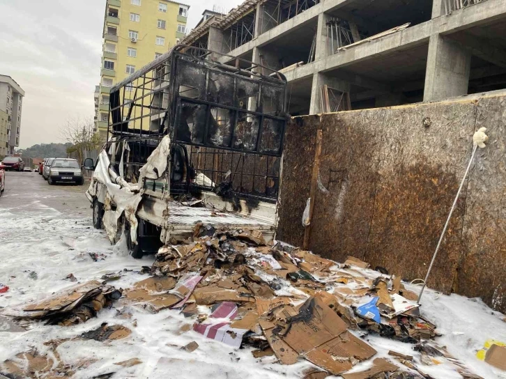 Maltepe’de kağıt yüklü kamyonet alev alev yandı
