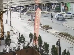 Maltepe’de kırmızı ışıkta geçti, motokuryeye çarpıp kaçtı
